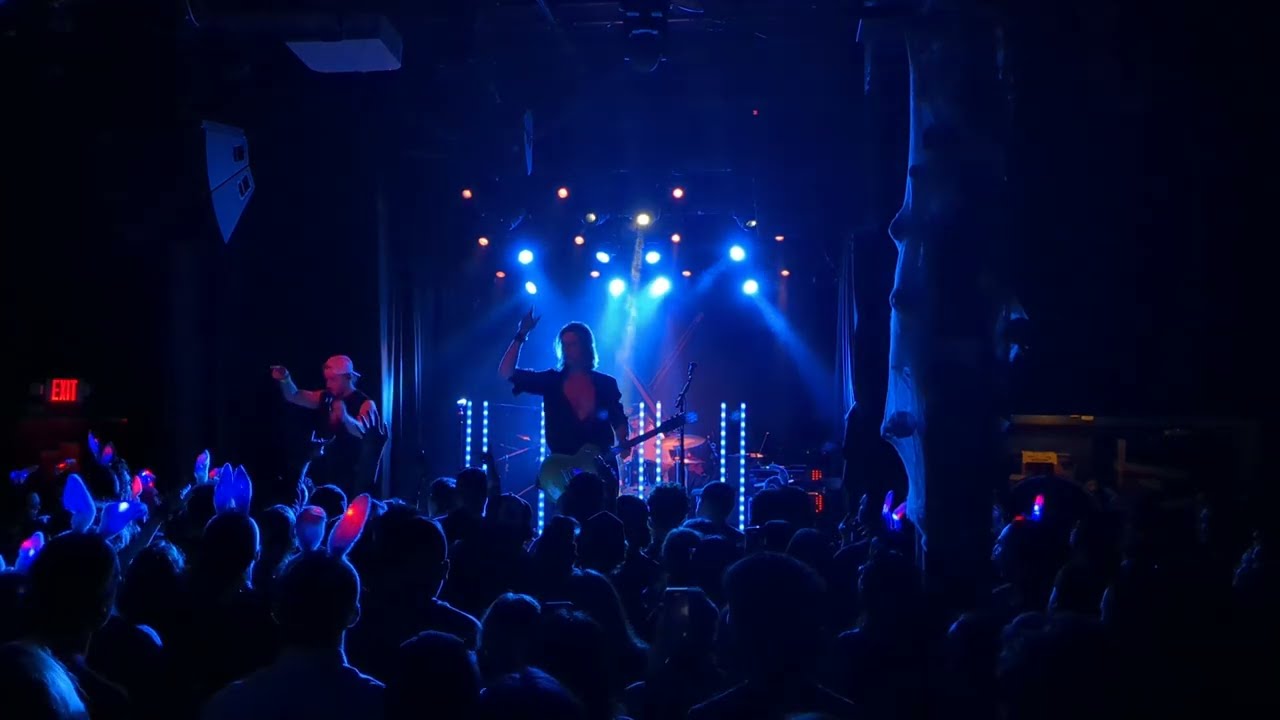 VOILÀ - Something Blue (live)