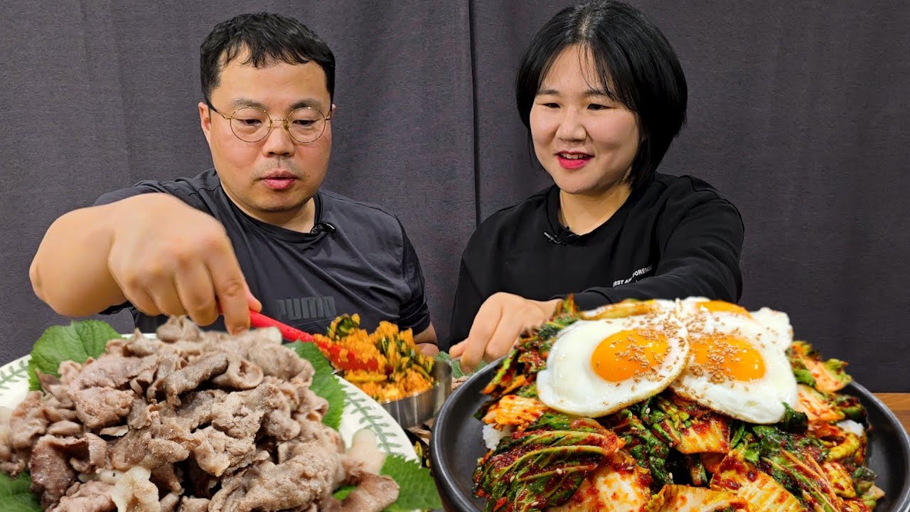 Целый стол домашней корейской кухни! Тушеная свинина, рагу и бибимбап.