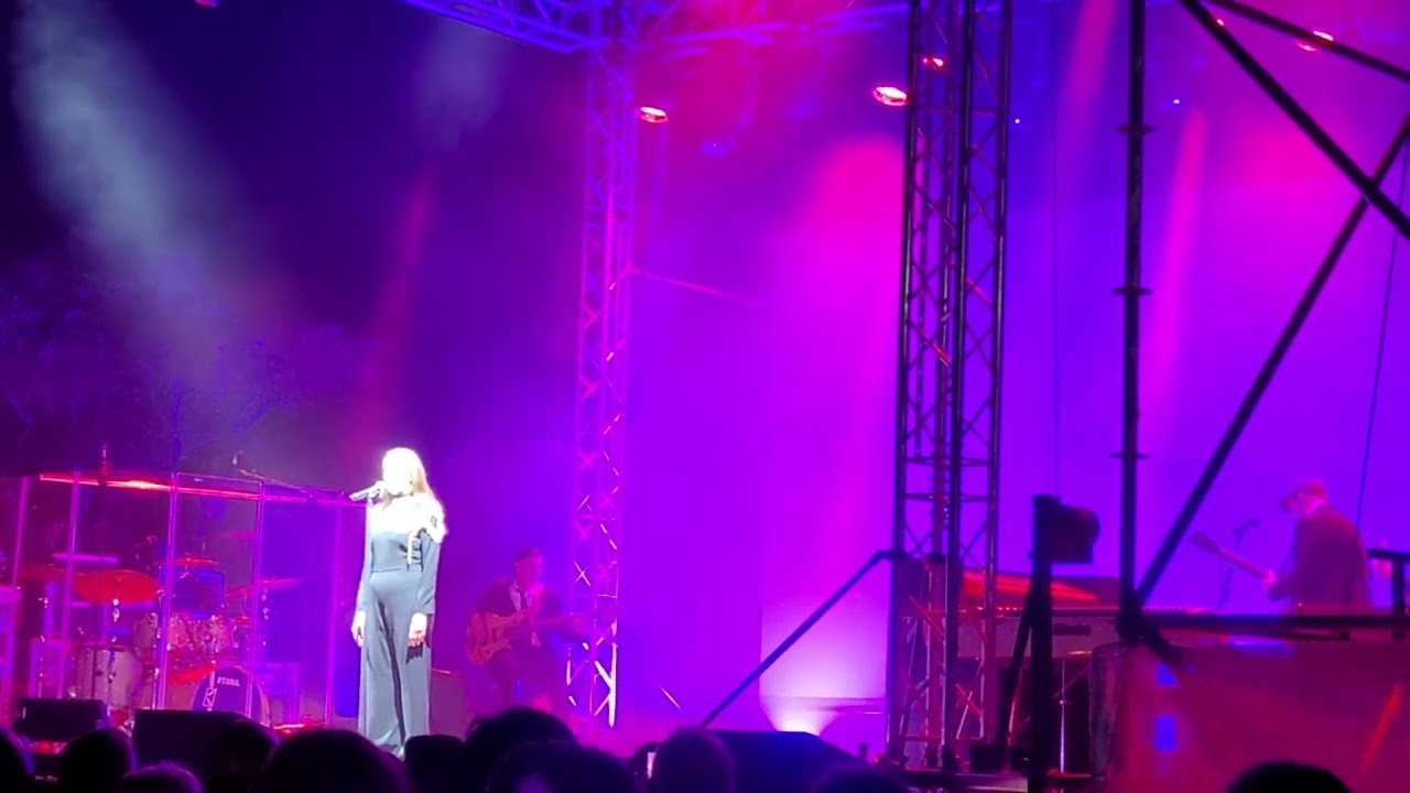 LUZ CASAL - PIENSA EN MI / GRANADA 2024