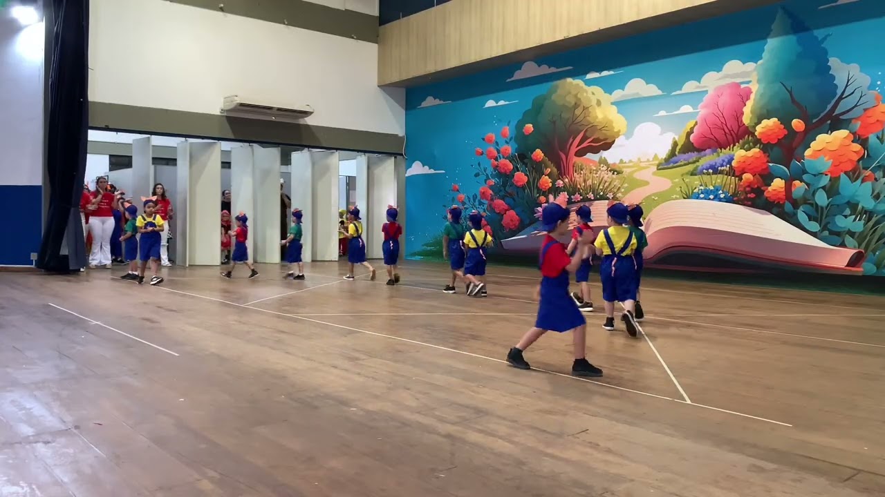 DANÇA OS TRES PORQUINHOS   festa de encerramento ERA UMA VEZ MANHA