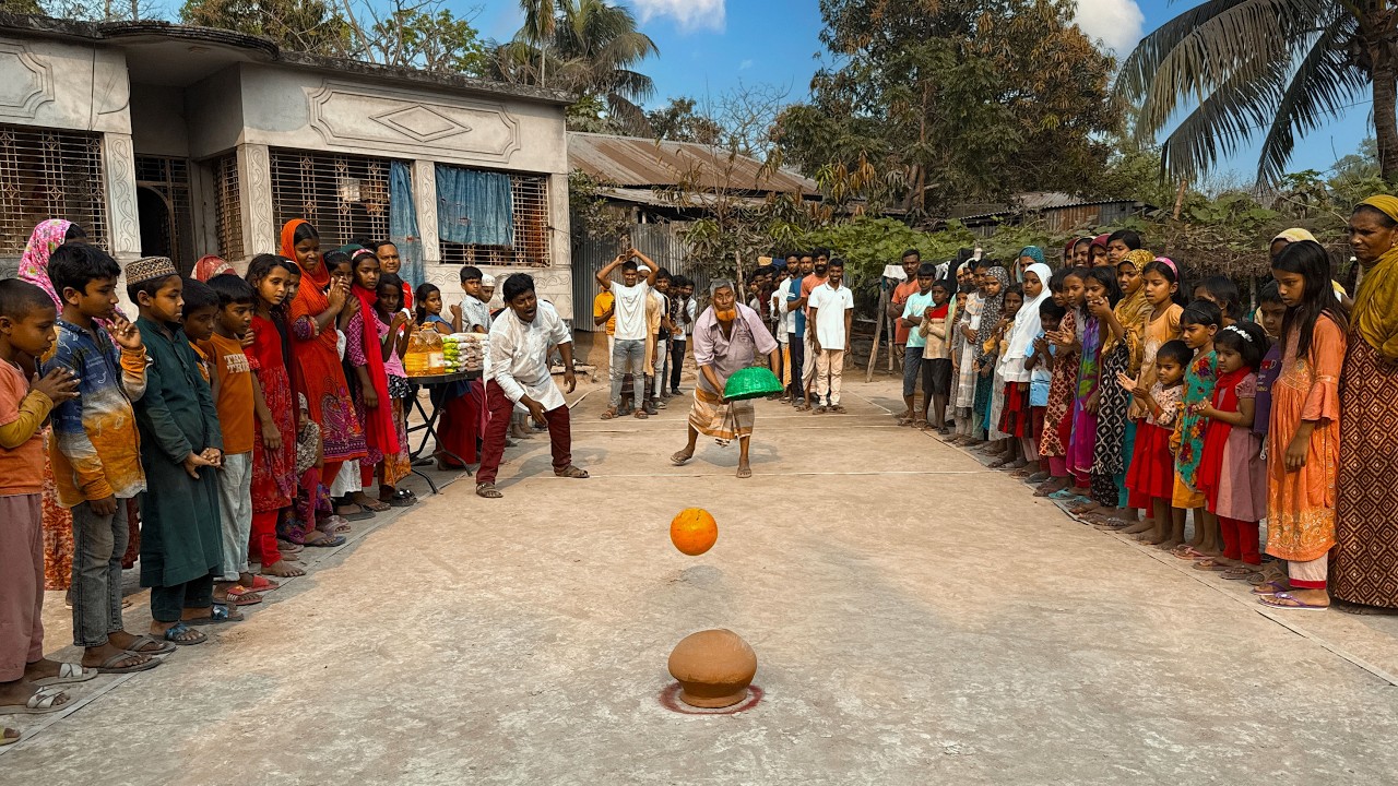 গ্রামবাংলার ঐতিহ্যবাহী খেলায় নতুন মোড়—মাটির পাতিল ভাঙার টার্গেটে ভাইদের রোমাঞ্চকর প্রতিযোগিতা!