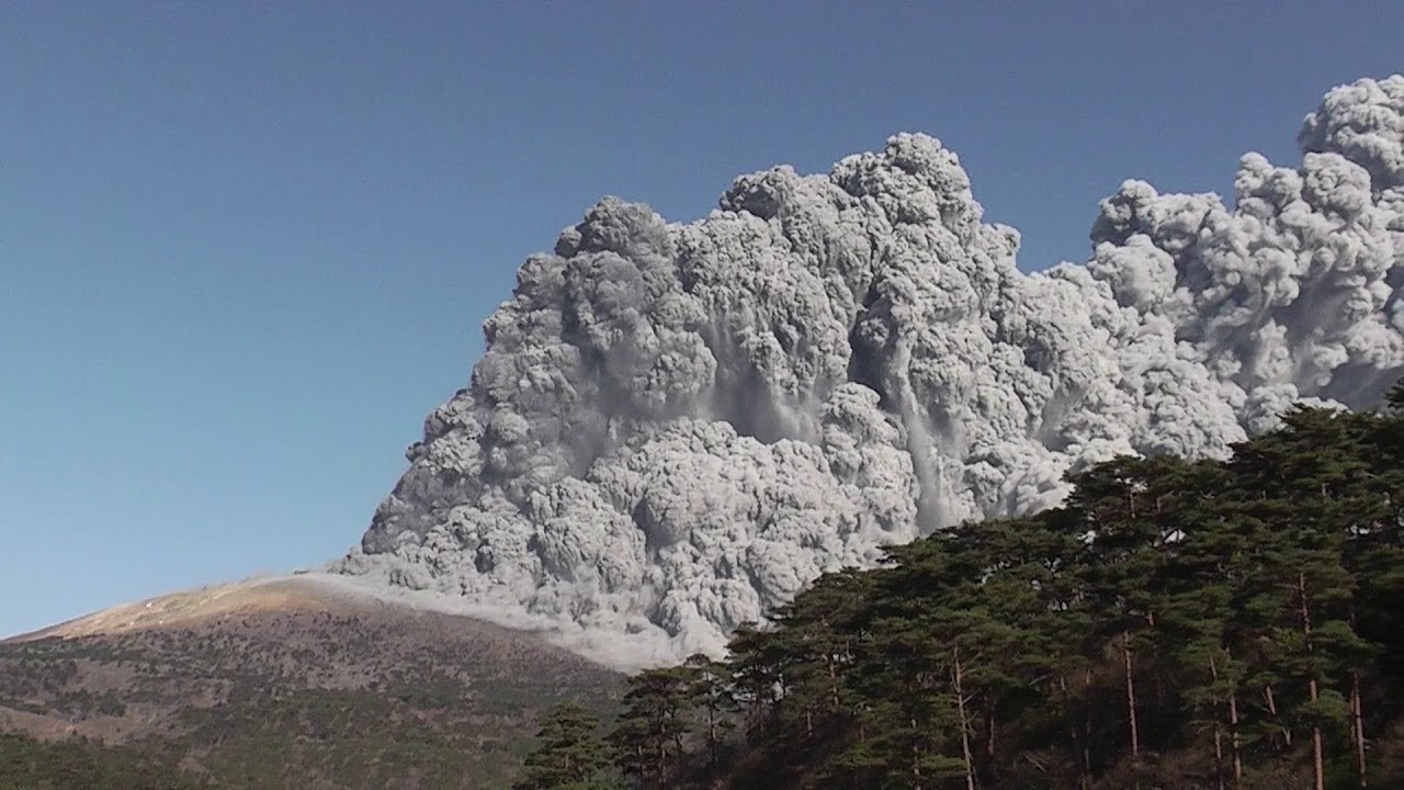 Onset of the climactic phase in the 2011 eruption of Shinmoedake volcano, Kirishima, Japan