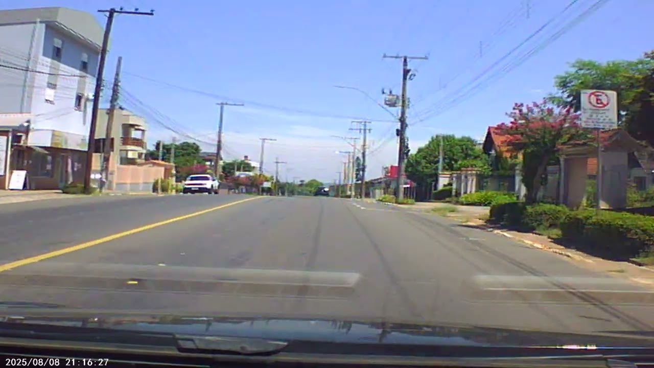 Ultrapassagem em faixa continua, quase causa acidente entre moto e carro.