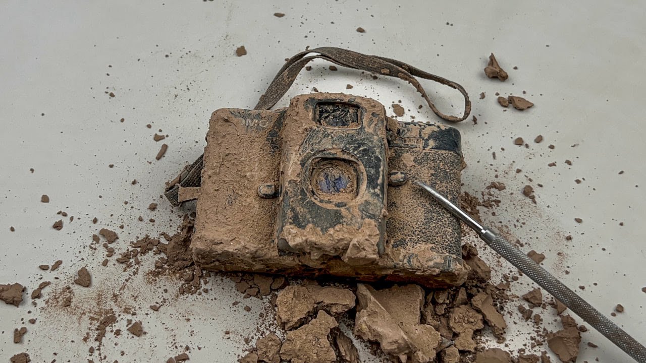 I Cleaned The DIRTIEST Old Camera