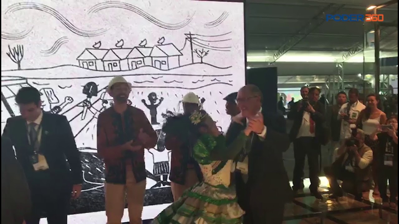 Em ritmo de campanha, Geraldo Alckmin (PSDB) dan&ccedil;a em F&oacute;rum Mundial da &Aacute;gua