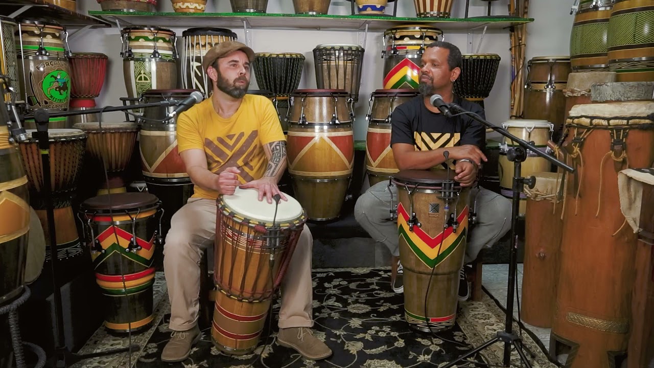 ASHIKO- R&ocirc;mulo Nardes e Maur&iacute;cio Bad&eacute;, tocando tambor Ashiko no Instituto Tambor