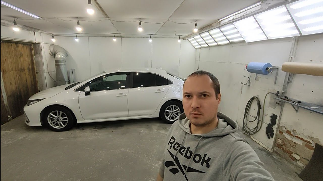 Toyota Corolla: удар в задний бампер, рихтовка, покраска нового бампера.