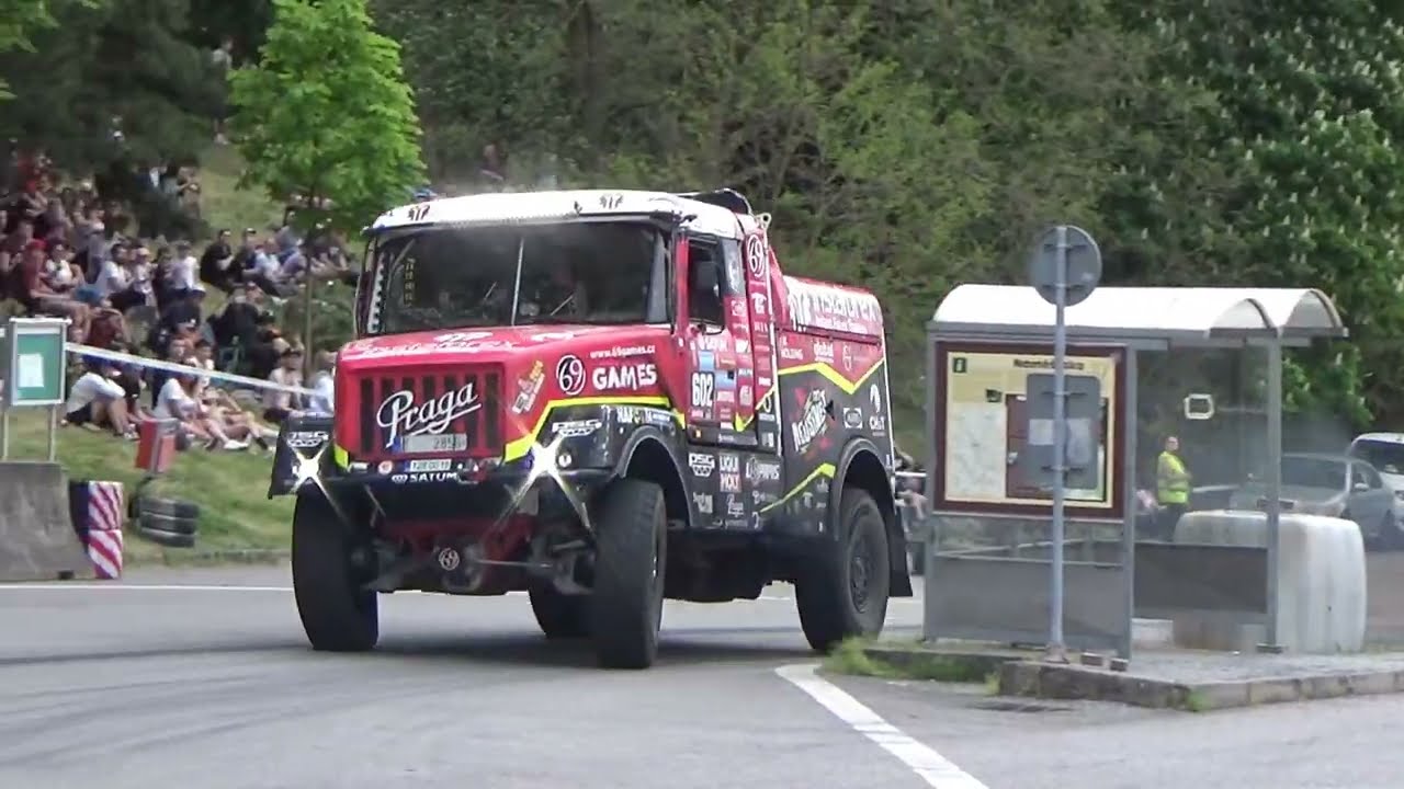 Dakarák Aleš Loprais s Pragou při skvělé exhibiční jízdě na Zámeckém vrchu.
