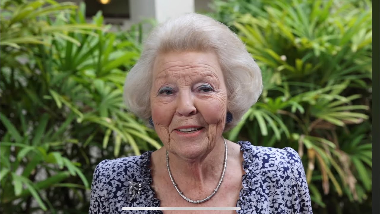 Prinses Beatrix voert papegaaien en staat pers te woord op laatste dag bezoek Curacao en Aruba