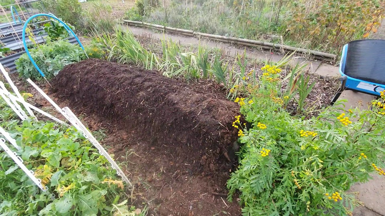 Building A Hugelkultur Mound Very Productive Growing #Permaculture #hugelkultur #temperateclimate