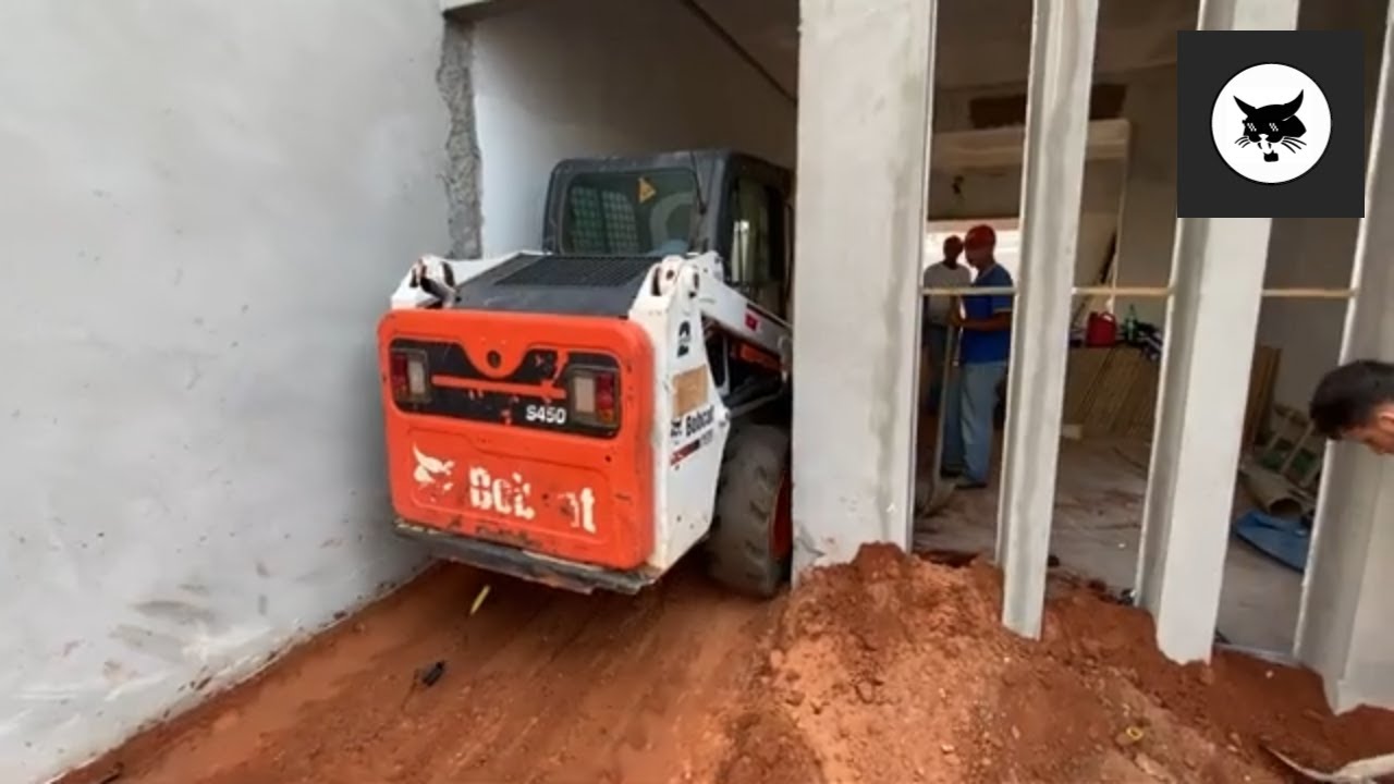 Bobcat Trabalhando Em Obra Bem Apertada