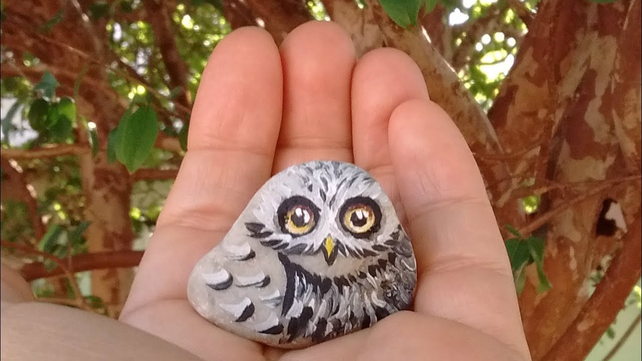 Coruja pintada na pedra para mini jardim / Owl painted on a rock for miniature garden
