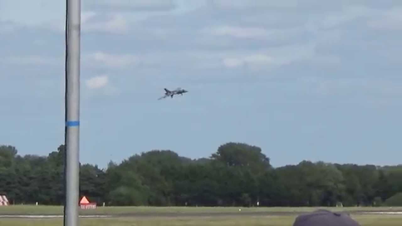 Vulcan lands with braking parachute RIAT 2015