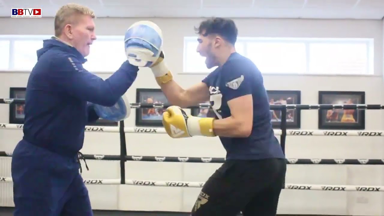 RICKY HATTON GIVES PAD & FOOTWORK MASTERCLASS TO HIS YOUNG STABLE