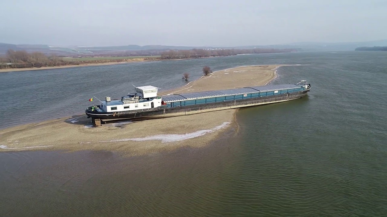 Zátonyra futott hajó a Duna esztergomi szakaszán Helemba-szigetnél (légivideó)