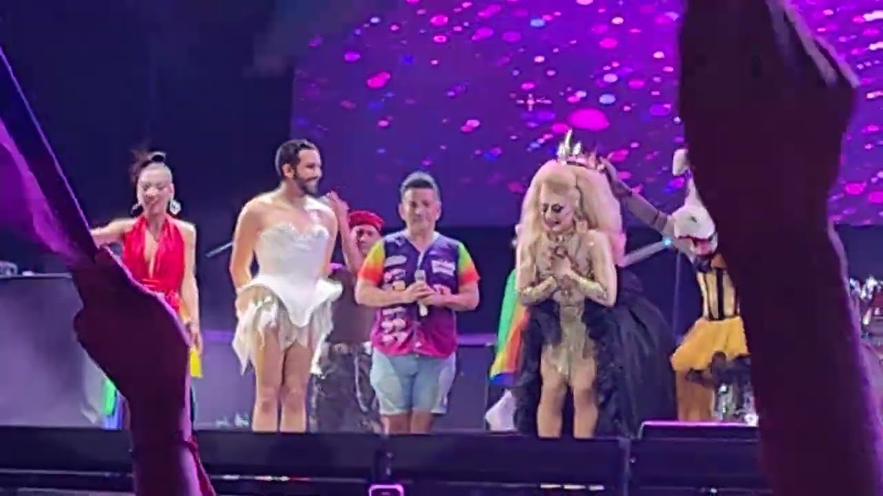 Coronación Turbulence Drag Queen al cierre de la Marcha LGBT Monterrey 2023