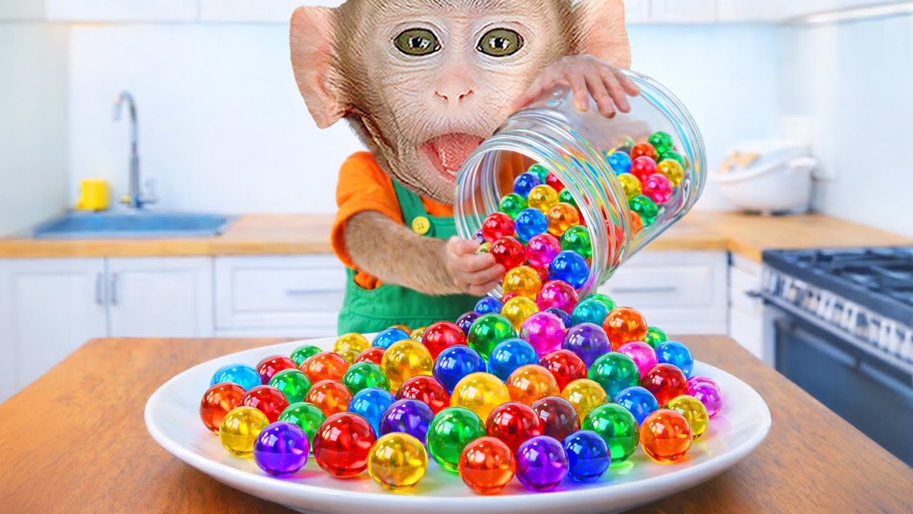 Mono CoCo lleva a su hermanito al parque para jugar en el columpio y recoger frutas! | MONO COCO ESP