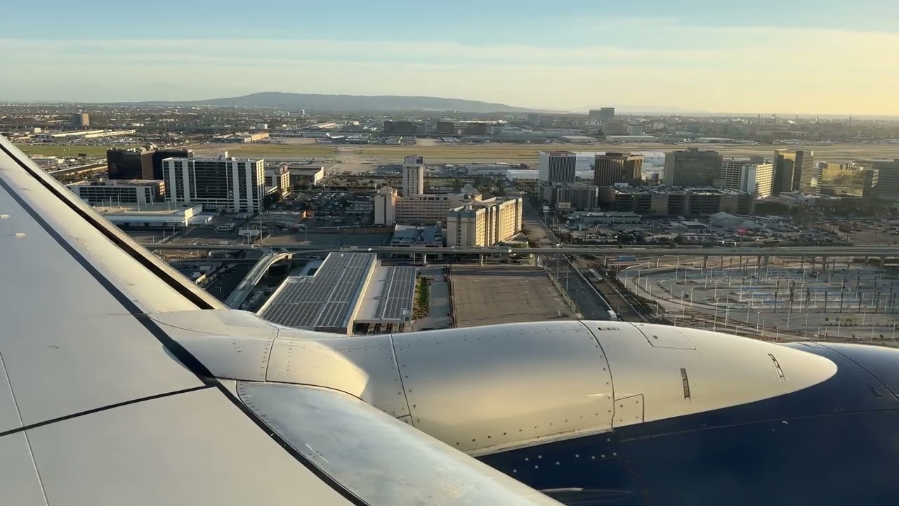 Landing at Los Angeles International Airport (SFO-LAX/February 2026)