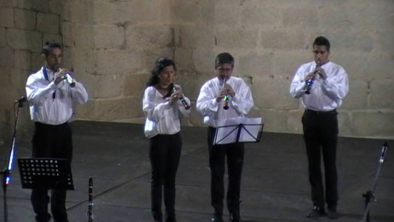 El sonido de la dulzaina por el grupo Adobe de Macotera 2016