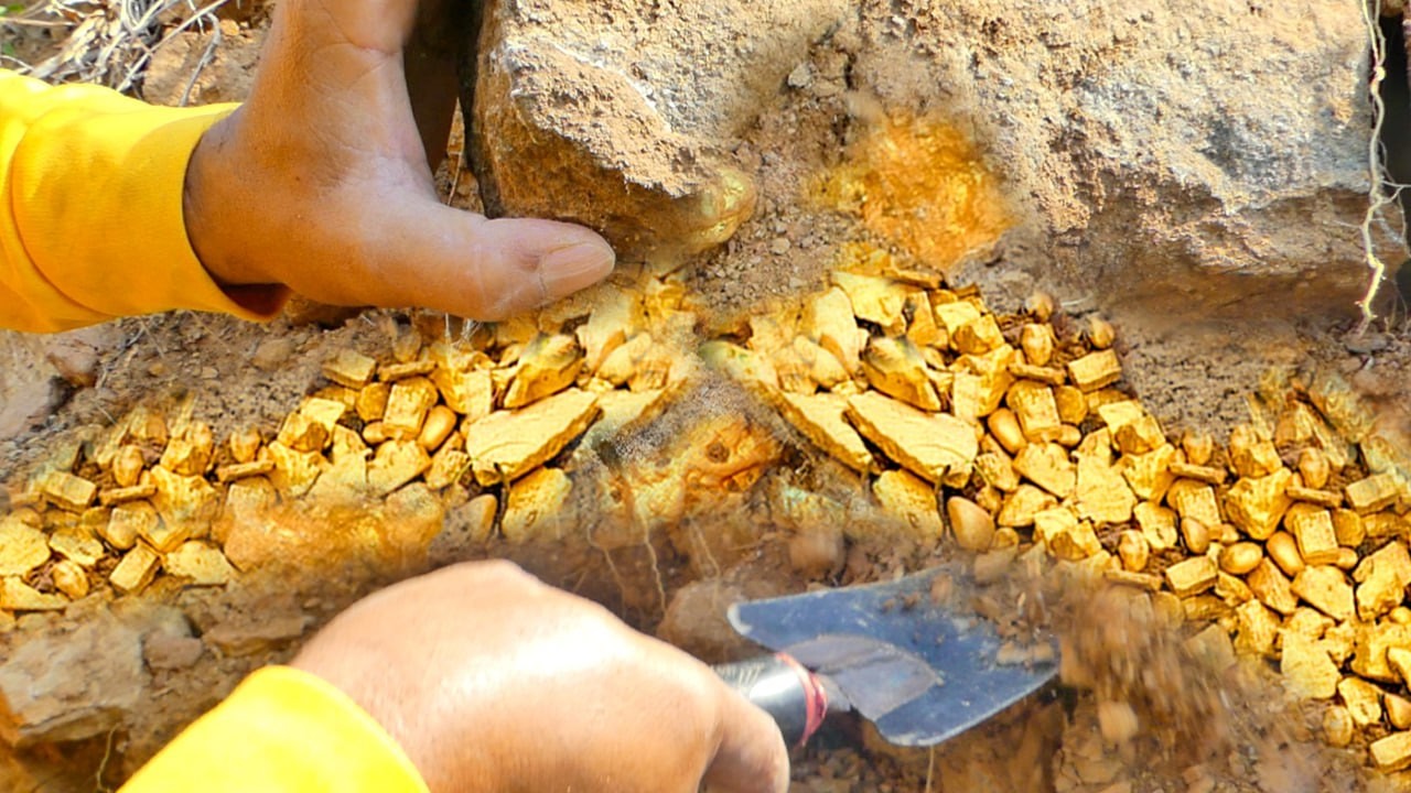 Gold Nugget Discovery That Shocked Everyone worth Million Dollar of Treasure at Mountain