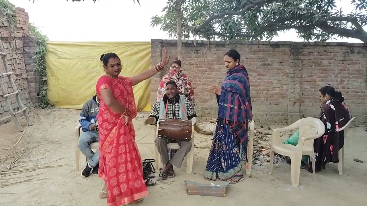 बहुत सुंदर सोहर हमारे घर पर किन्नर लोग आए हैं सोहर गा रही है बधाई दे 