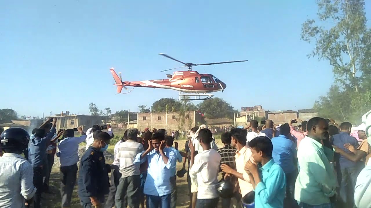 Helicopter.landing.village