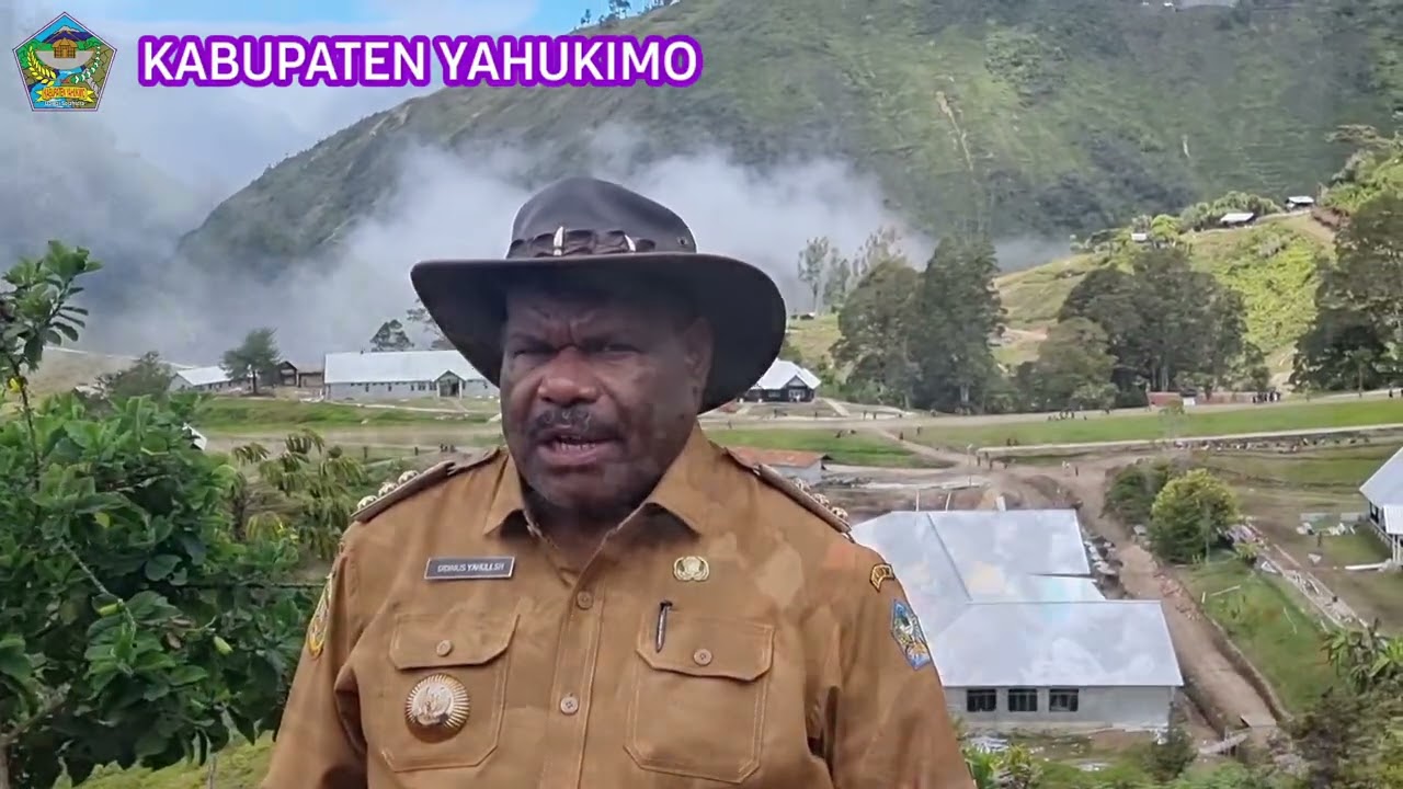 Bupati Yahukimo Didimus Yahuli Menyerahkan ADD Tahun 2022 10 Distrik Di Ninia.