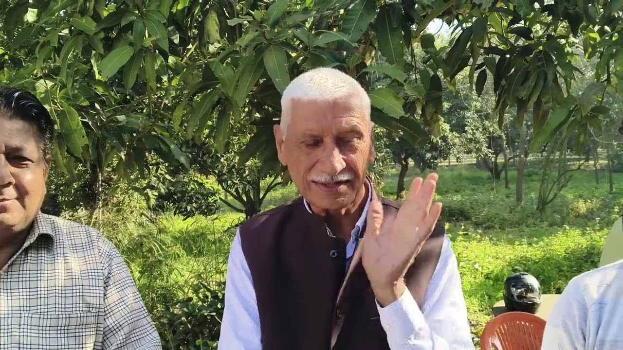 वैदिक आश्रम उमाहीकला में नजलेकी औषधि डलवाने आए मरीजो से बात करते हुए यह सेवा हर रविवार निशुल्क है 