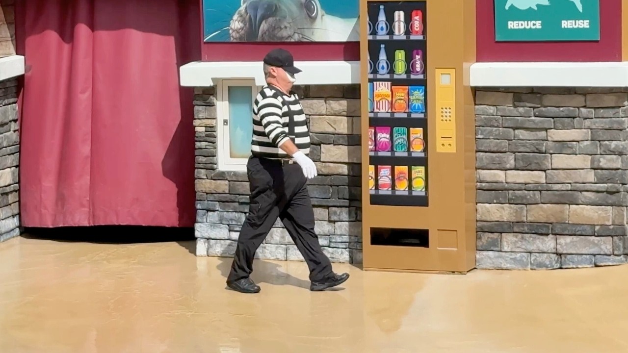 He froze the second he saw it 😂