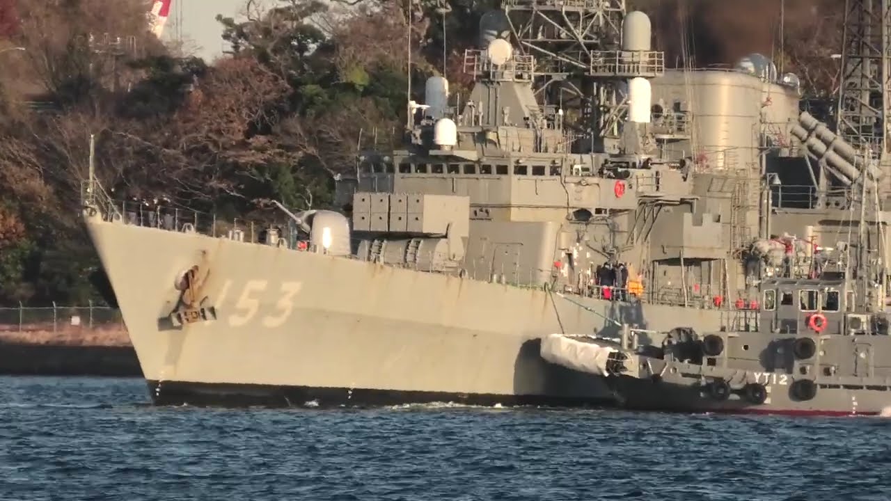 朝陽に輝く護衛艦「ゆうぎり」― 入船から出船へ、静かな回頭 ―（横須賀・DD-153）