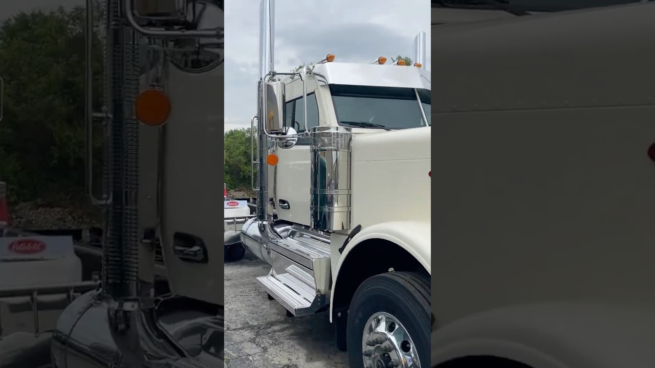 Peterbilt 589 split window.