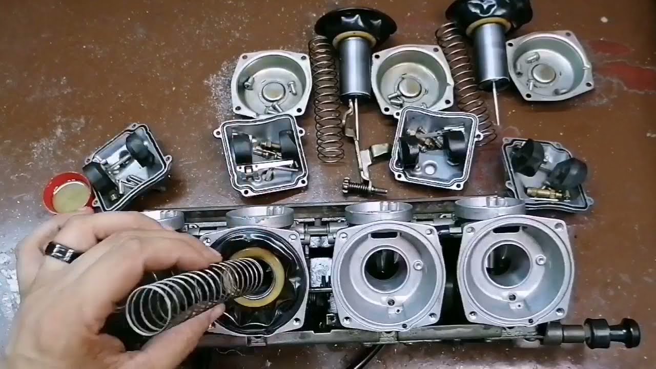 لأول مره إصلاح وظبط كربراتير  الياماها الشرطه   Carburettor sync and repair yamaha fz750