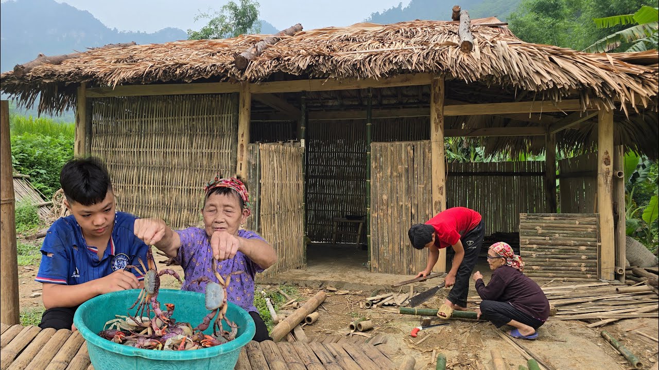 200 days living with his grandmother, the orphan boy's daily life of finding crabs and snails