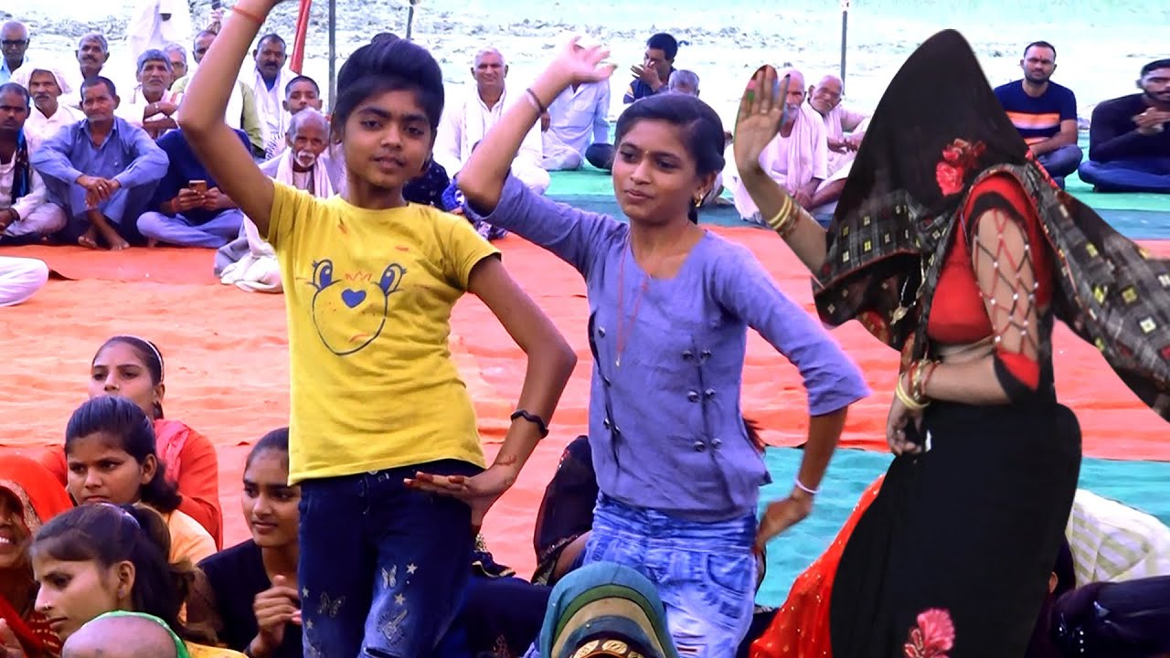 कानपुर वाली भाभी ने छोटी लड़कियों के साथ मज़ा कर दिया /राधा बन गई फूल कमल को भमरा बन..#.Roli वघेल