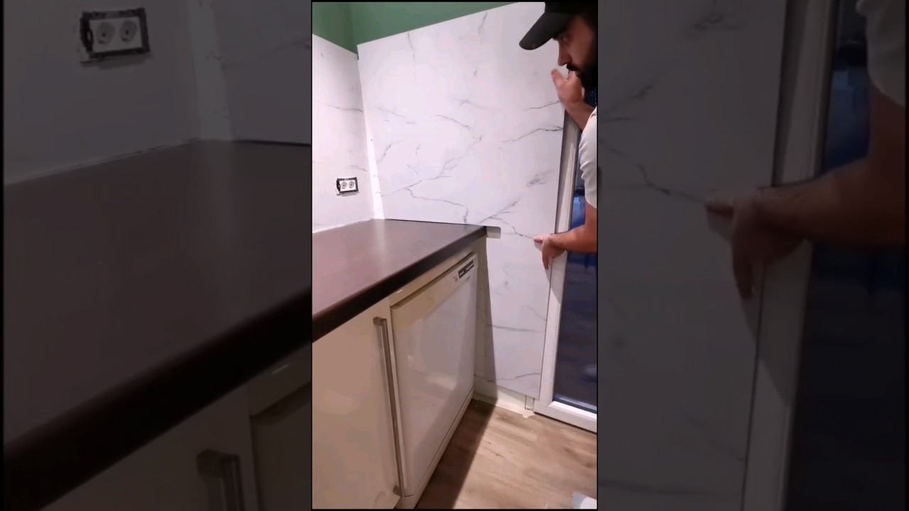 HABILLAGE MUR CUISINE EN FAUX MARBRE