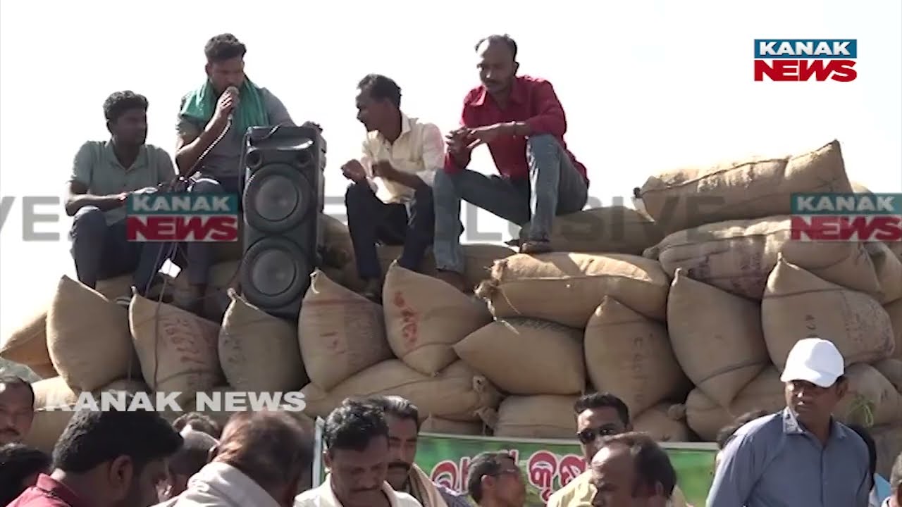 Farmers Protest In Sambalpur | Farmers Cook Rice On Road In Unique Demonstration