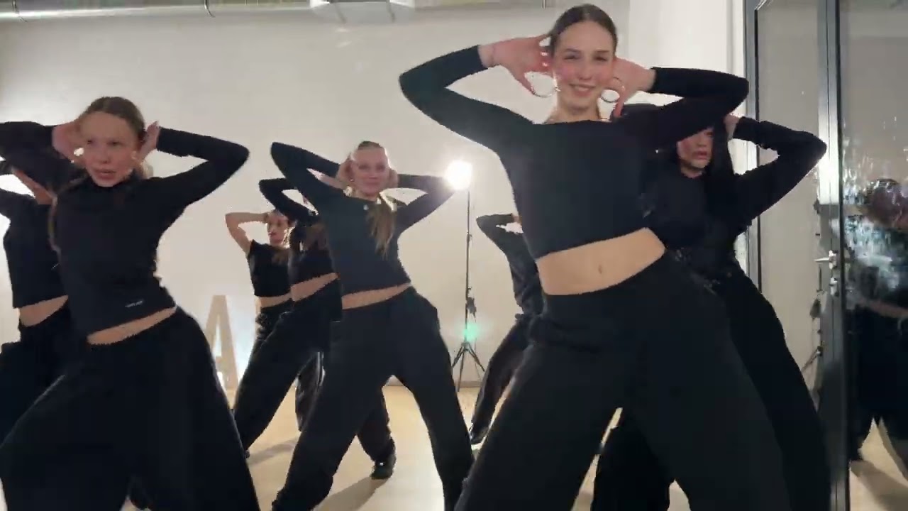 PLAC STUDIO dance video - Muévelo