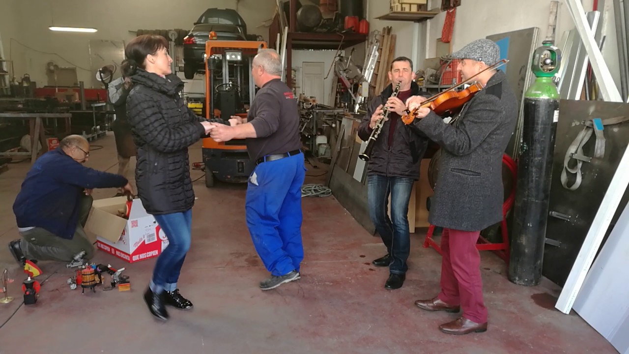 Sorin Pantea si Viorel Reghin canta o învârtita din Alba chiar în garajul lui nea' Ionas