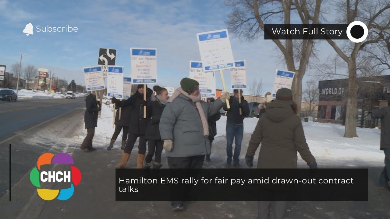 Сотрудники службы скорой помощи Гамильтона проводят митинг за справедливую оплату труда на фоне з...