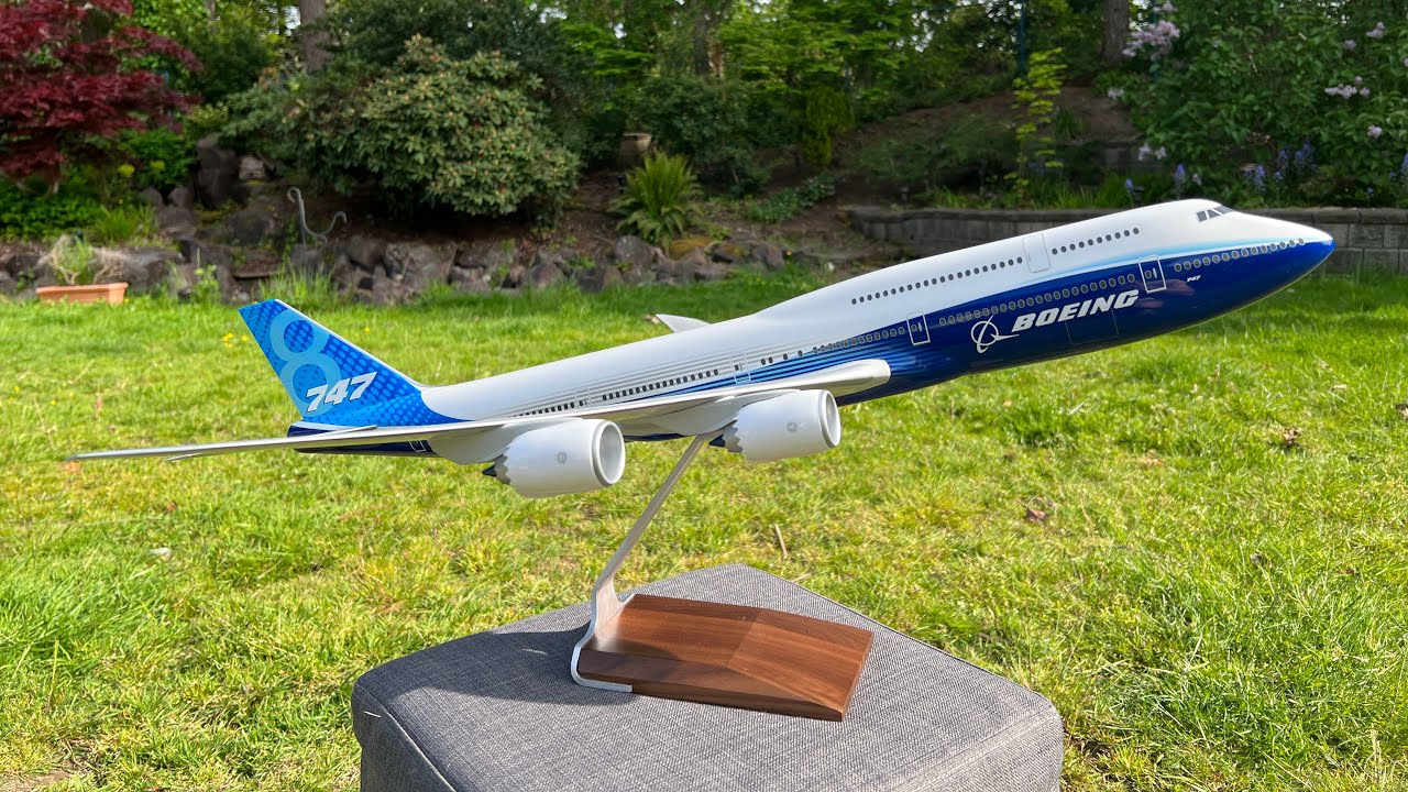 Unboxing 1:100 scale Boeing 747-8 House Livery