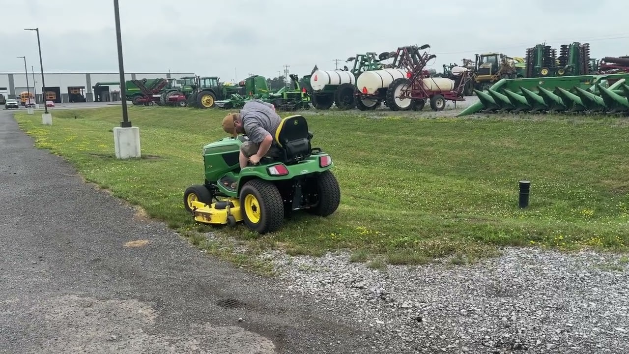 Lot 770: 2016 John Deere X754 Lawn Mower