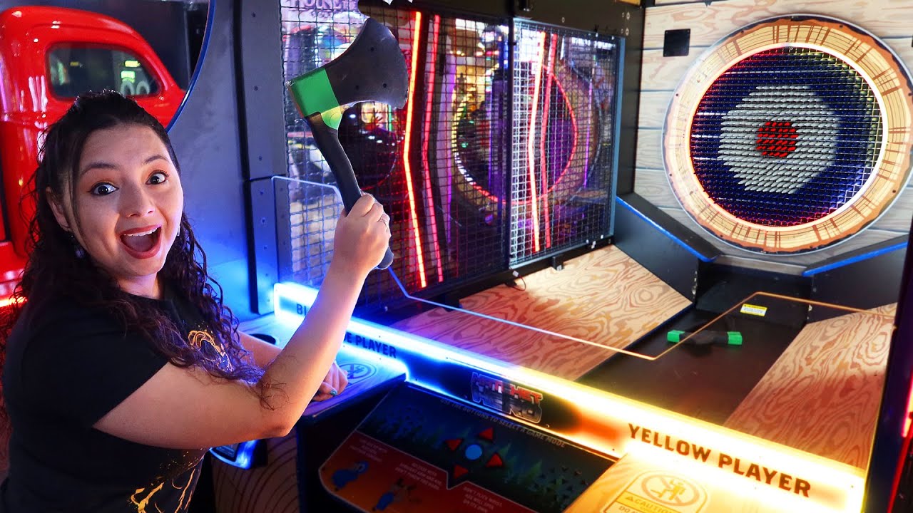 Watch out! We are throwing axes around at the Arcade! - Hatchet Hero