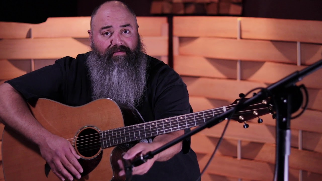 Recording Acoustic Guitars with the Lauten Audio LA-120