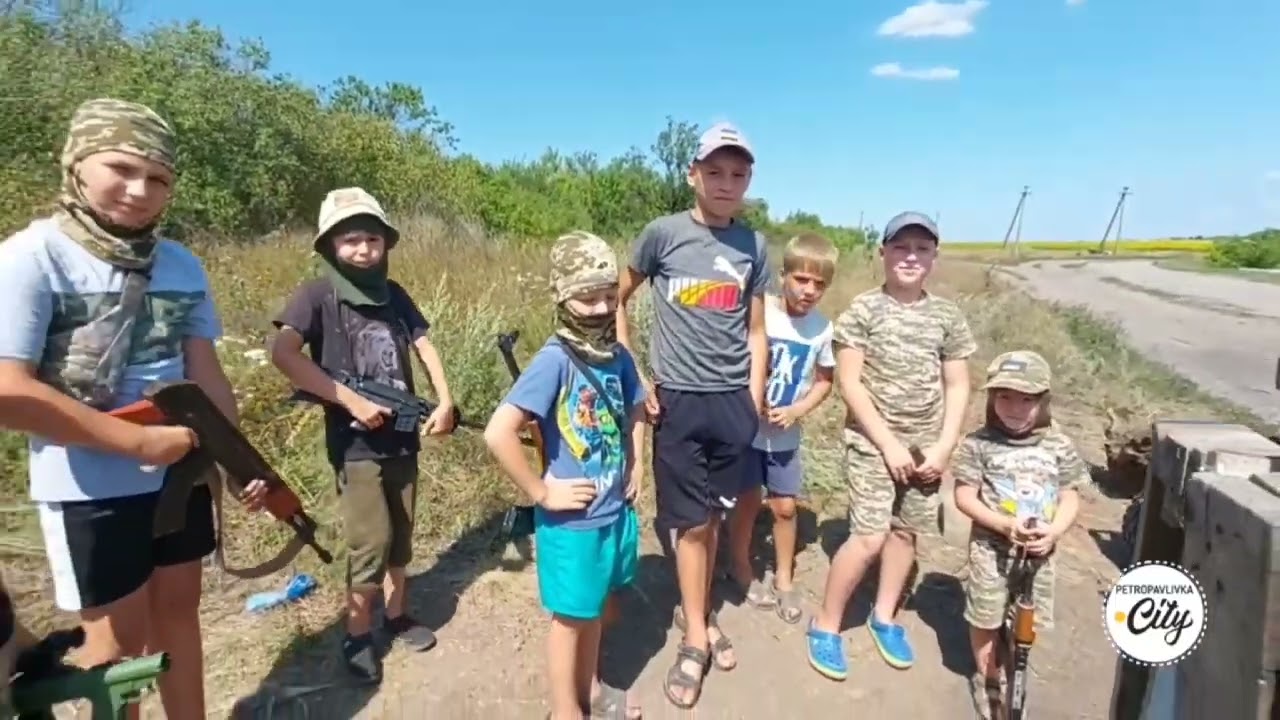 Блок-пост у Самарському: діти охороняють село та збирають кошти на ЗСУ