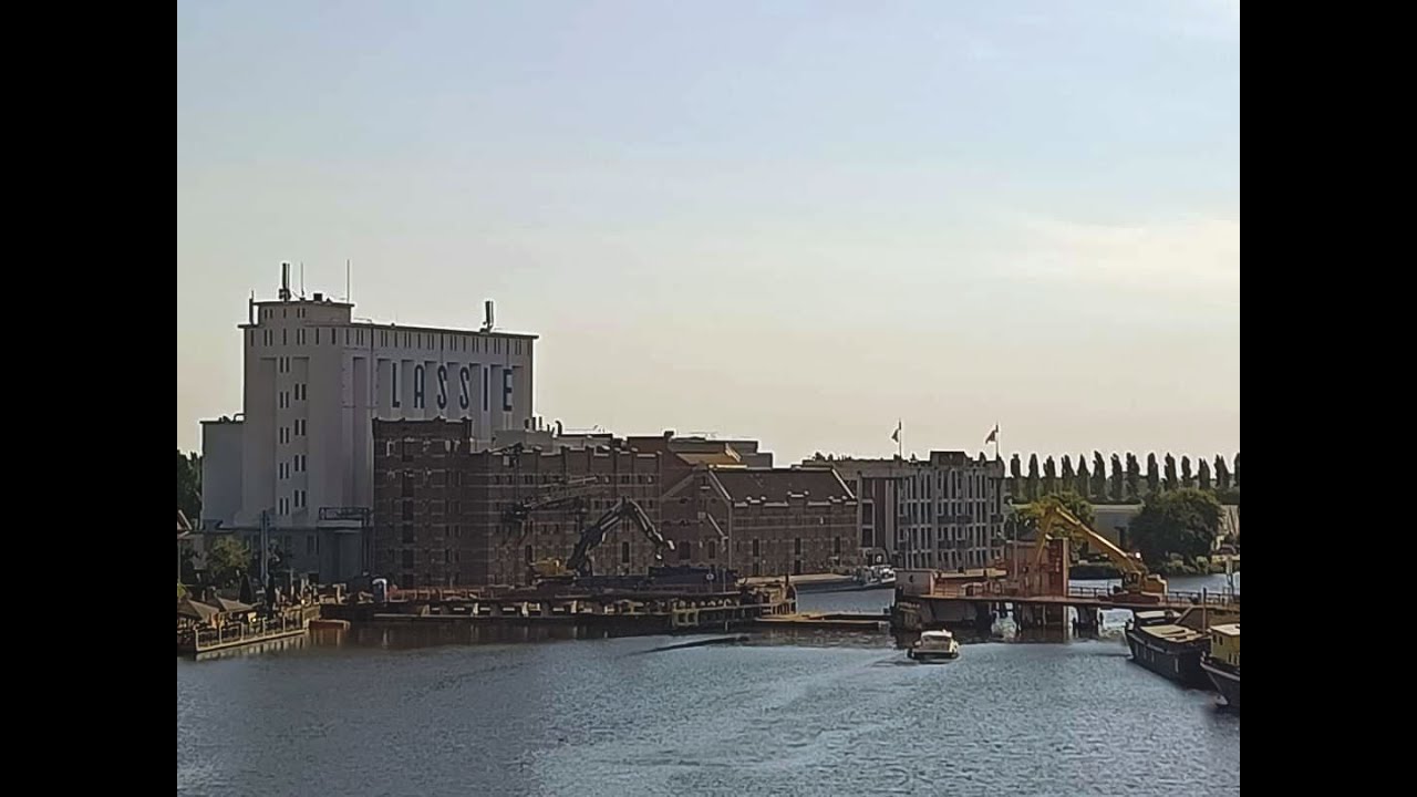 2022-09-02 Sloop Zaanbrug gestart met verwijderen van het val