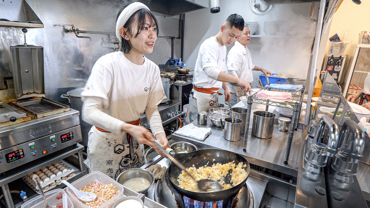 チャーハン鍋振りお姉さんが躍動するロードサイドの豚骨ラーメン店がスゴい。