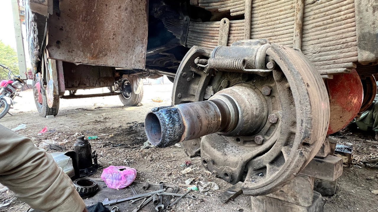 The threads of the truck's rear axle spindle, which had been damaged, were rebuilt by hand die
