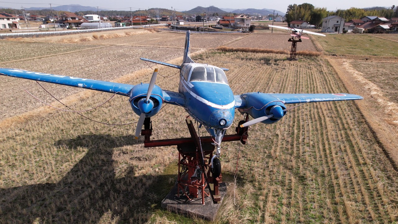 【草ヒロ空撮】田んぼの廃ヒコーキ