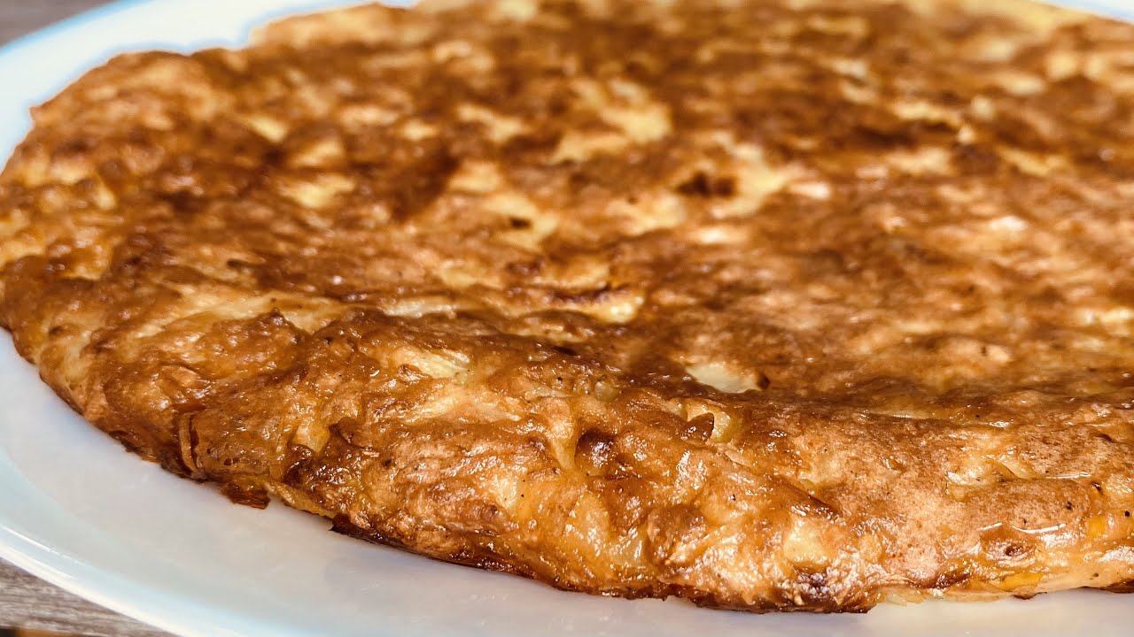 Все смешала, и пирог с капустой готов на сковороде. Быстрый завтрак