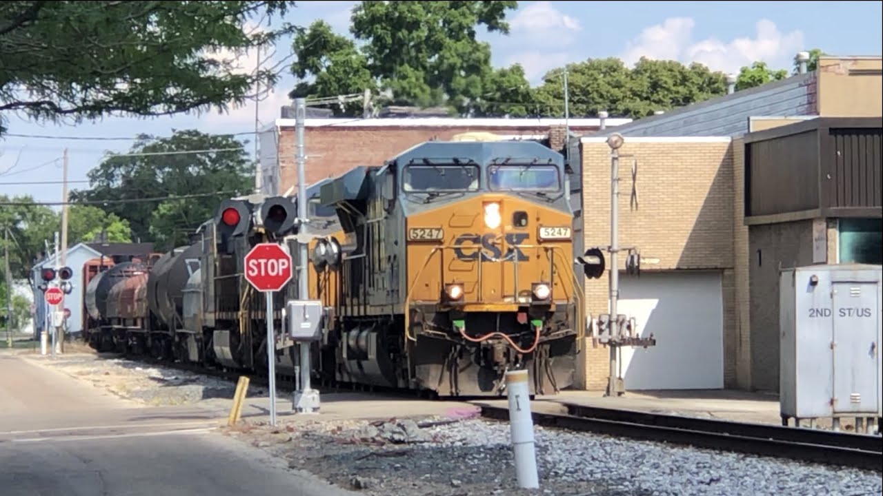 Train Blocks Busy City Streets For 25 Minutes! Abandoned Bridge, Hamilton Ohio Trains, CSX & NS